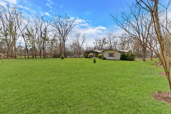$750,000 | 180 Crescent Knoll, Green Oaks, IL 60048