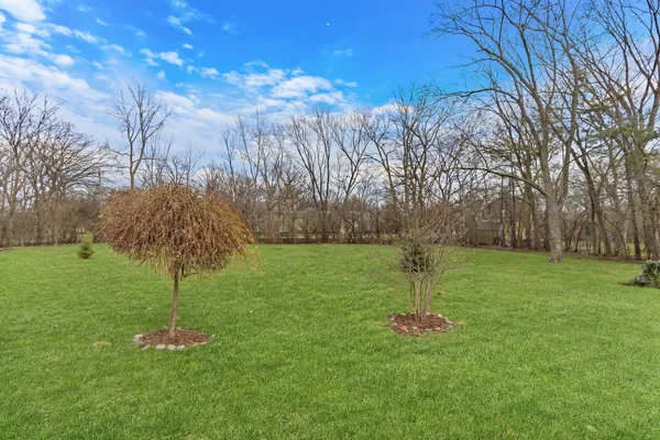 $750,000 | 180 Crescent Knoll, Green Oaks, IL 60048