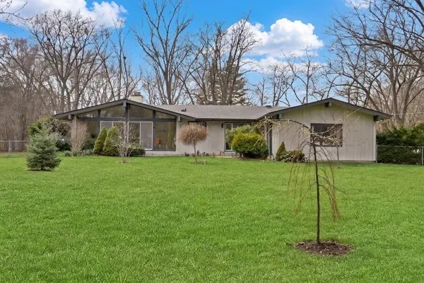 $750,000 | 180 Crescent Knoll, Green Oaks, IL 60048