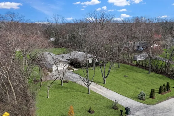 $750,000 | 180 Crescent Knoll, Green Oaks, IL 60048