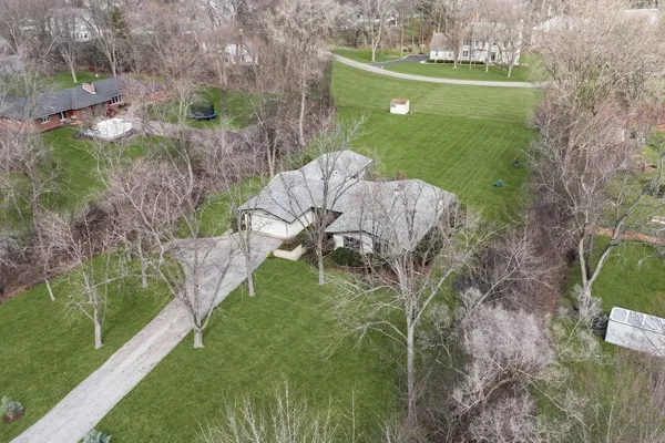 $750,000 | 180 Crescent Knoll, Green Oaks, IL 60048