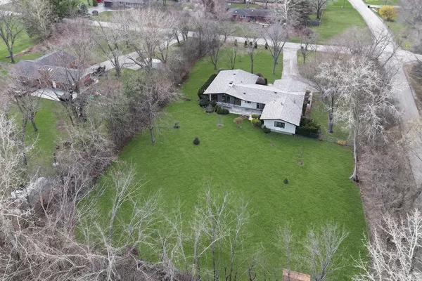 $750,000 | 180 Crescent Knoll, Green Oaks, IL 60048