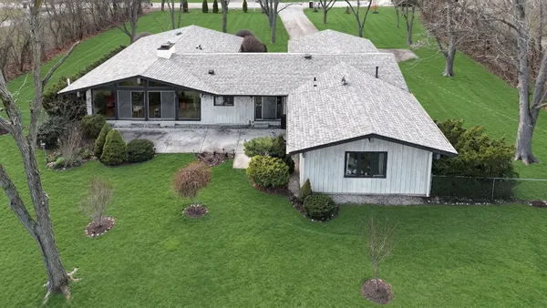 $750,000 | 180 Crescent Knoll, Green Oaks, IL 60048