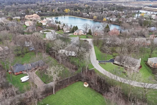 $750,000 | 180 Crescent Knoll, Green Oaks, IL 60048