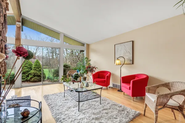 $750,000 | 180 Crescent Knoll, Green Oaks, IL 60048