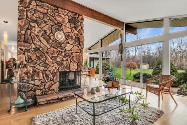 $750,000 | 180 Crescent Knoll, Green Oaks, IL 60048