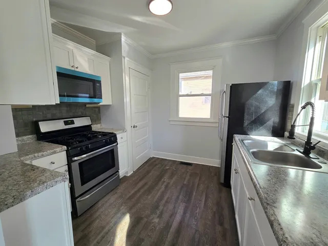 $2,600 | 328 Rosewood Avenue, Aurora, IL 60505