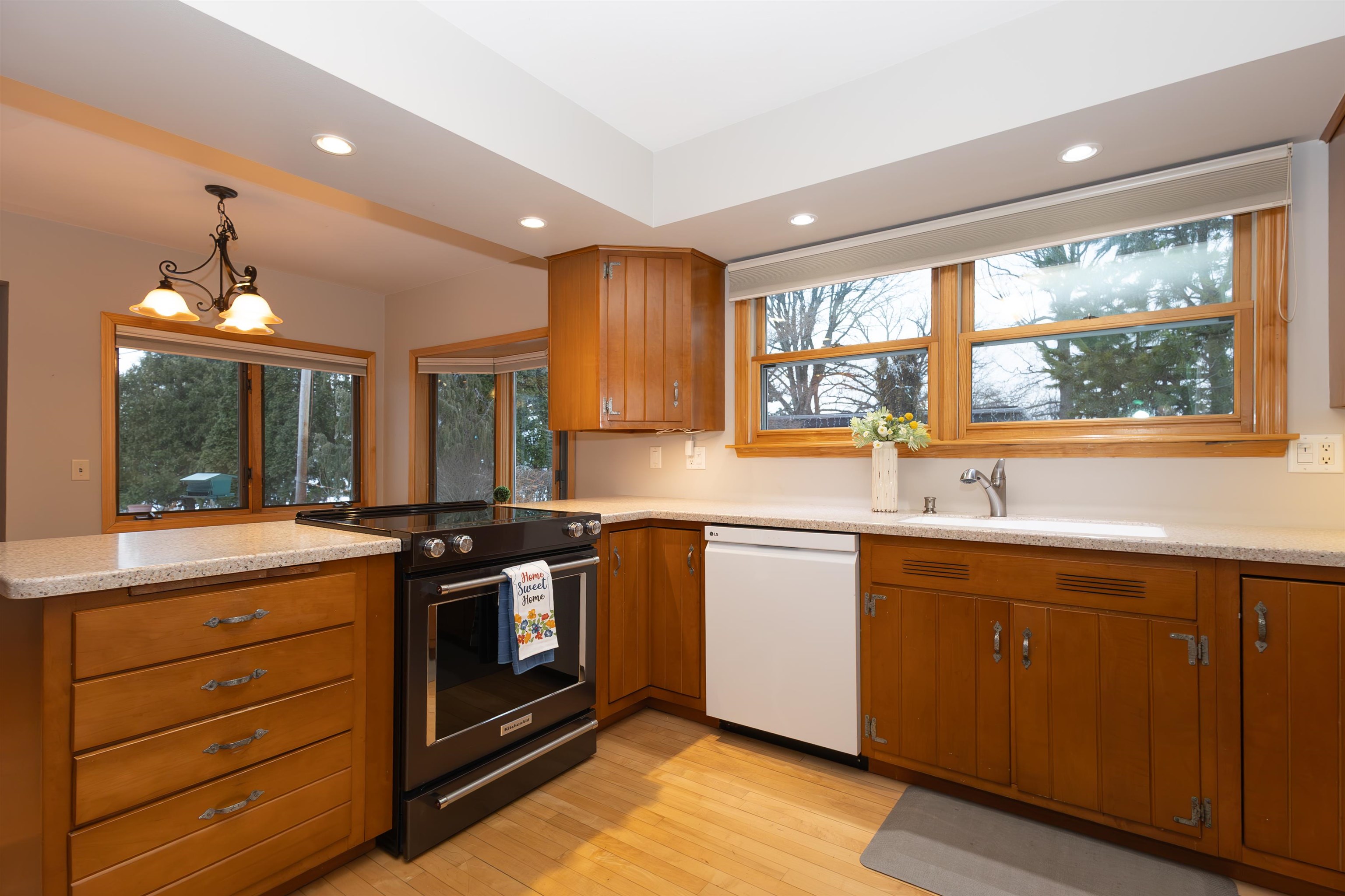 1616 Hickory Street Oshkosh, WI 54901 - Photo 10 of 59