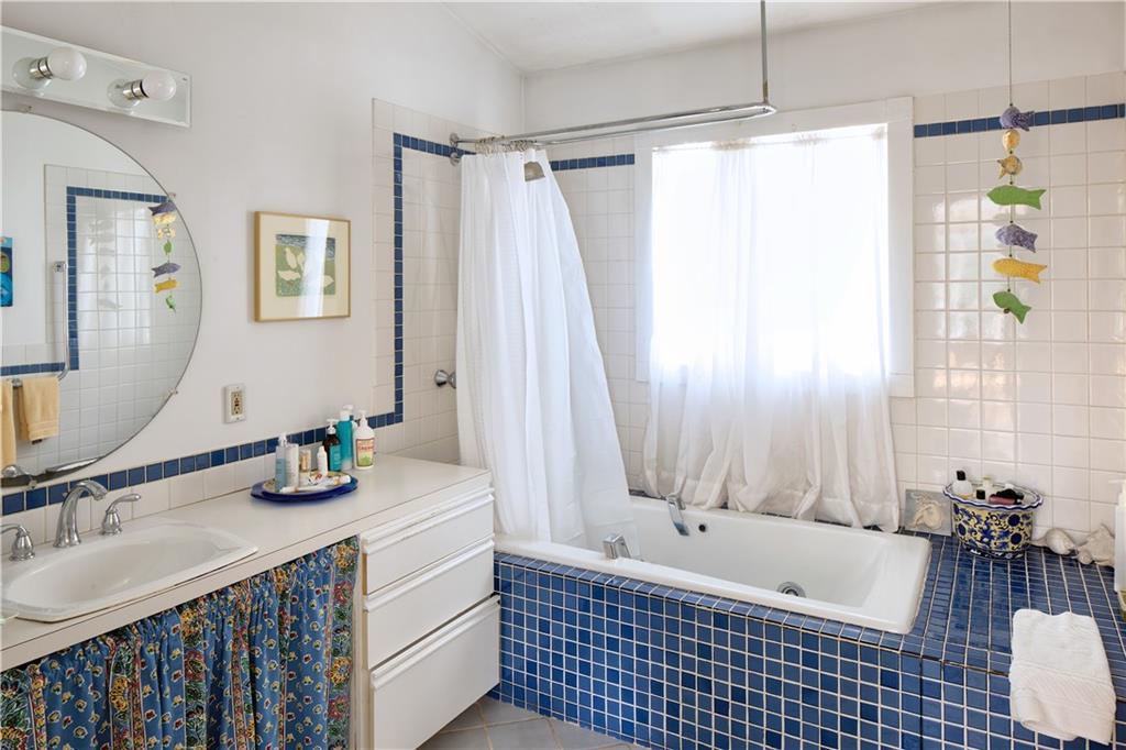 68 Boulder Hill Road Tenants Harbor, ME 04860 - Photo 12 of 29 Full bathroom with jacuzzi tub.