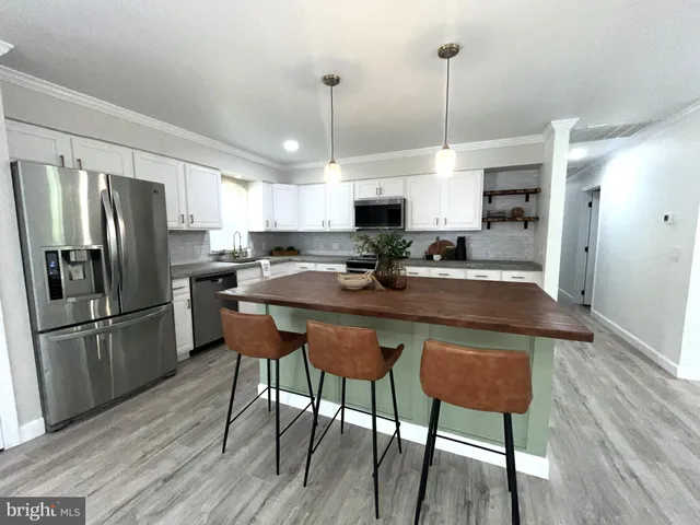 a view of empty room with ceiling fan