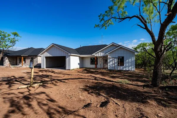 $326,600 | 707 East Davenport Street, Stamford, TX 79553