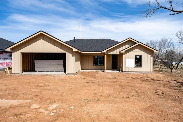 $326,600 | 707 East Davenport Street, Stamford, TX 79553