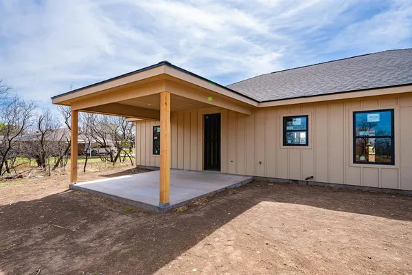 $326,600 | 707 East Davenport Street, Stamford, TX 79553