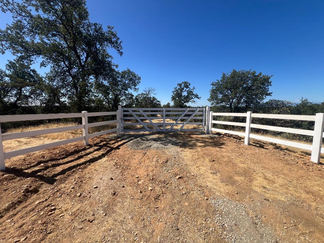 17125 Quail Ridge Road Cottonwood, CA 96022 - Photo 3 of 24 a view of a yard with wooden fence