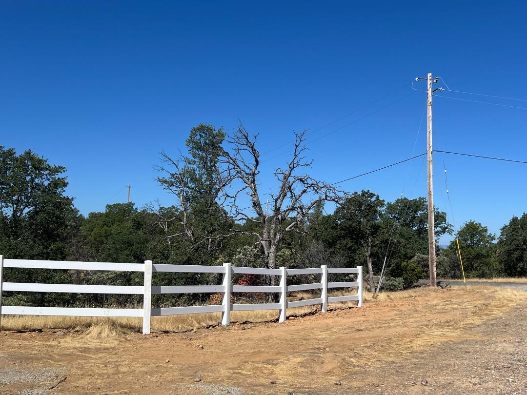17125 Quail Ridge Road Cottonwood, CA 96022 - Photo 6 of 24 a view of a yard with wooden fence
