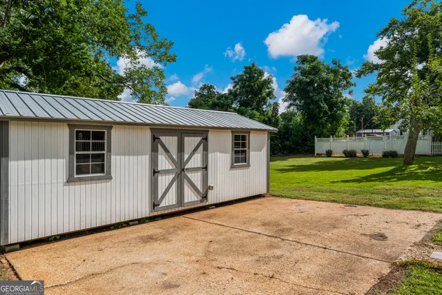 a view of a small yard in front of a house with a small yard