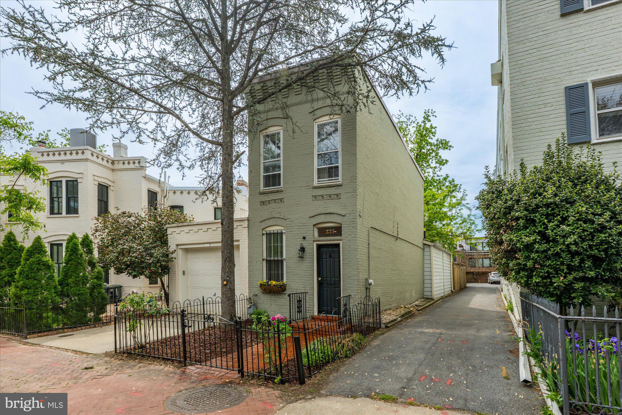331 10th Street Southeast Washington, DC 20003 - Photo 1 of 16 Welcome to 331 10th St SE!