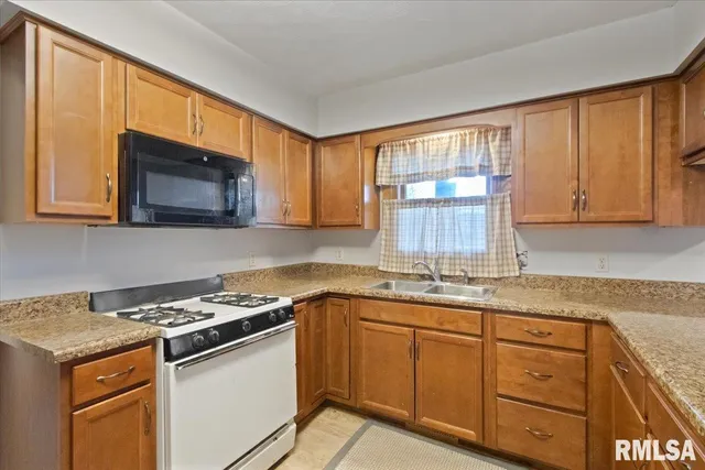 $230,000 | 678 Banta Road, Lowpoint, IL 61545