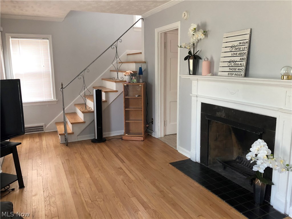 1144 Oxford Road Cleveland, OH 44121 - Photo 3 of 22