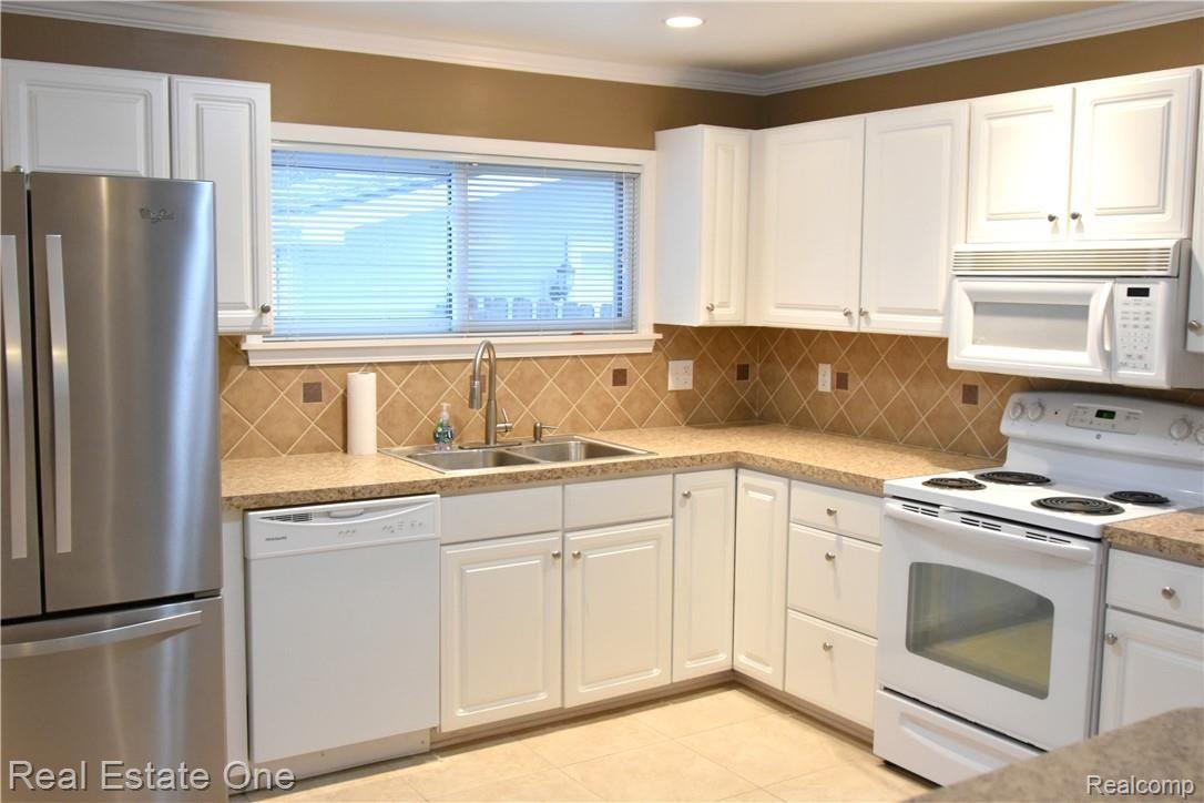 3185 Gerald Avenue Rochester, MI 48307 - Photo 10 of 27 6.JPG