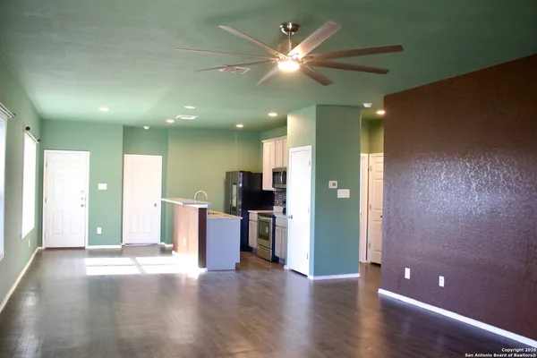 $1,375 | 14615 Stirrup, Elmendorf, TX 78112