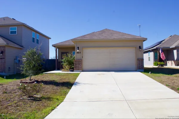 $1,375 | 14615 Stirrup, Elmendorf, TX 78112