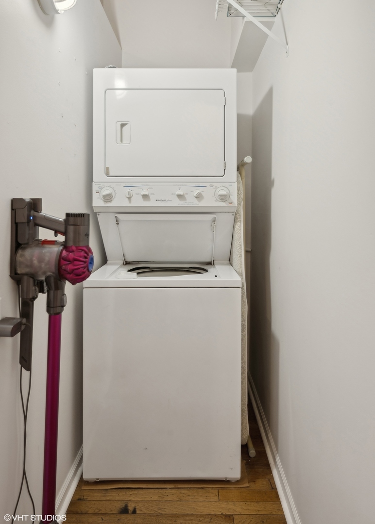 500 South Clinton Street, Unit 227 Chicago, IL 60607 - Photo 11 of 20 a utility room with dryer and washer