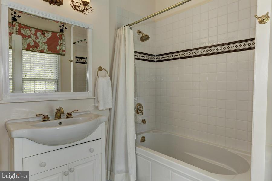 7726 Greentree Road Bethesda, MD 20817 - Photo 14 of 23 Interior (General)