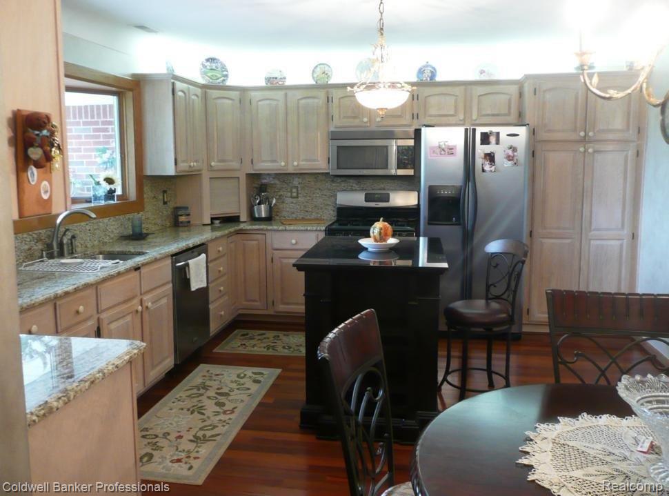 3505 Dutton Road Rochester, MI 48306 - Photo 6 of 33 Island Kitchen