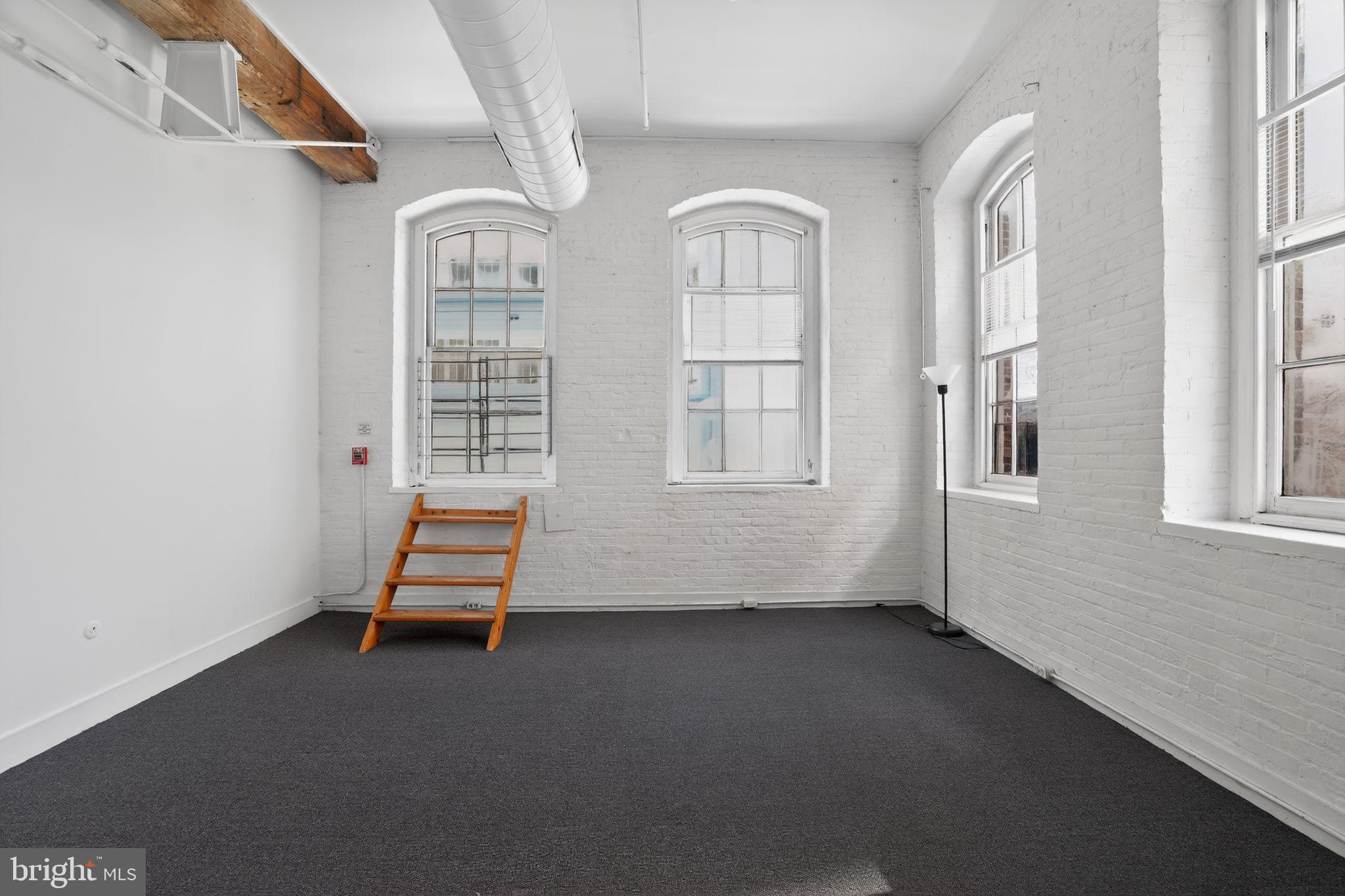 408 Vine Street, Unit 2A Philadelphia, PA 19106 - Photo 15 of 19 an empty room with windows