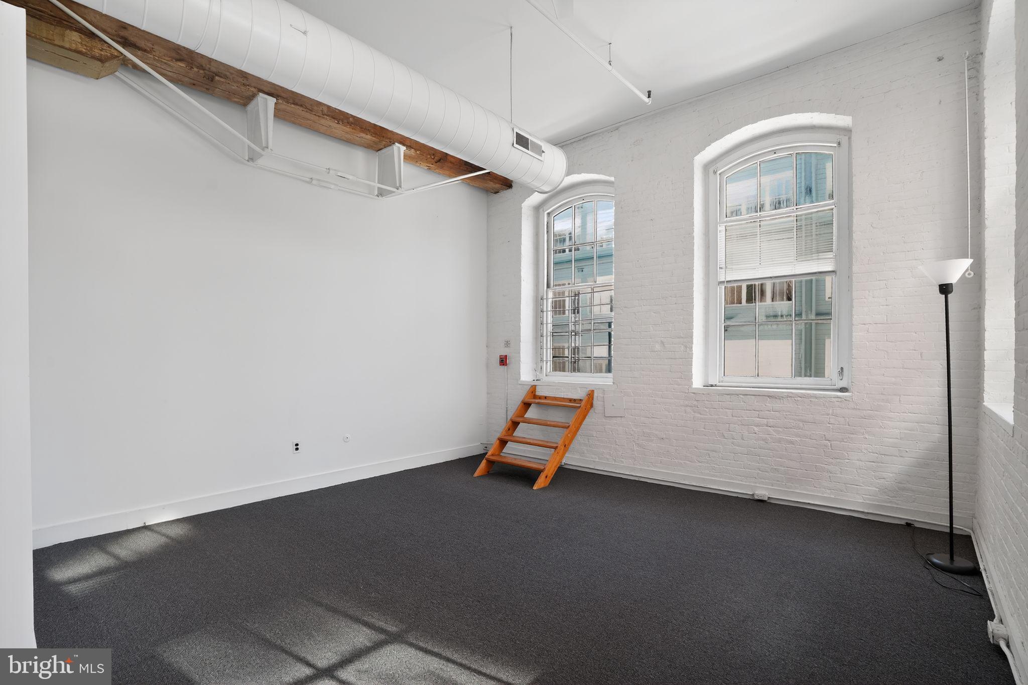 408 Vine Street, Unit 2A Philadelphia, PA 19106 - Photo 16 of 19 an empty room with a window