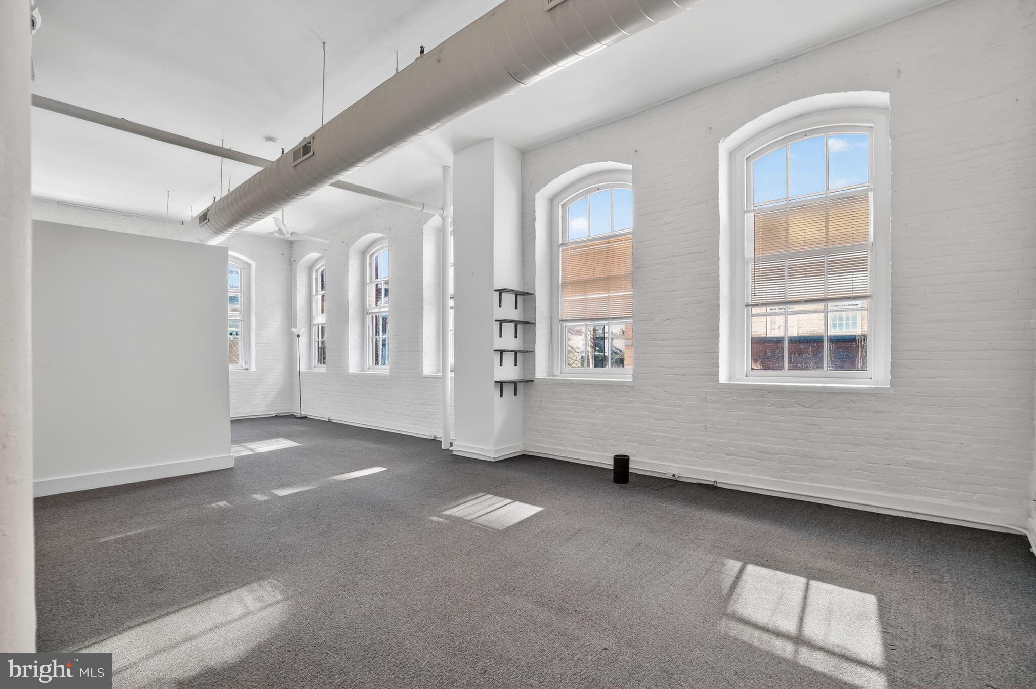 408 Vine Street, Unit 2A Philadelphia, PA 19106 - Photo 6 of 19 an empty room with windows
