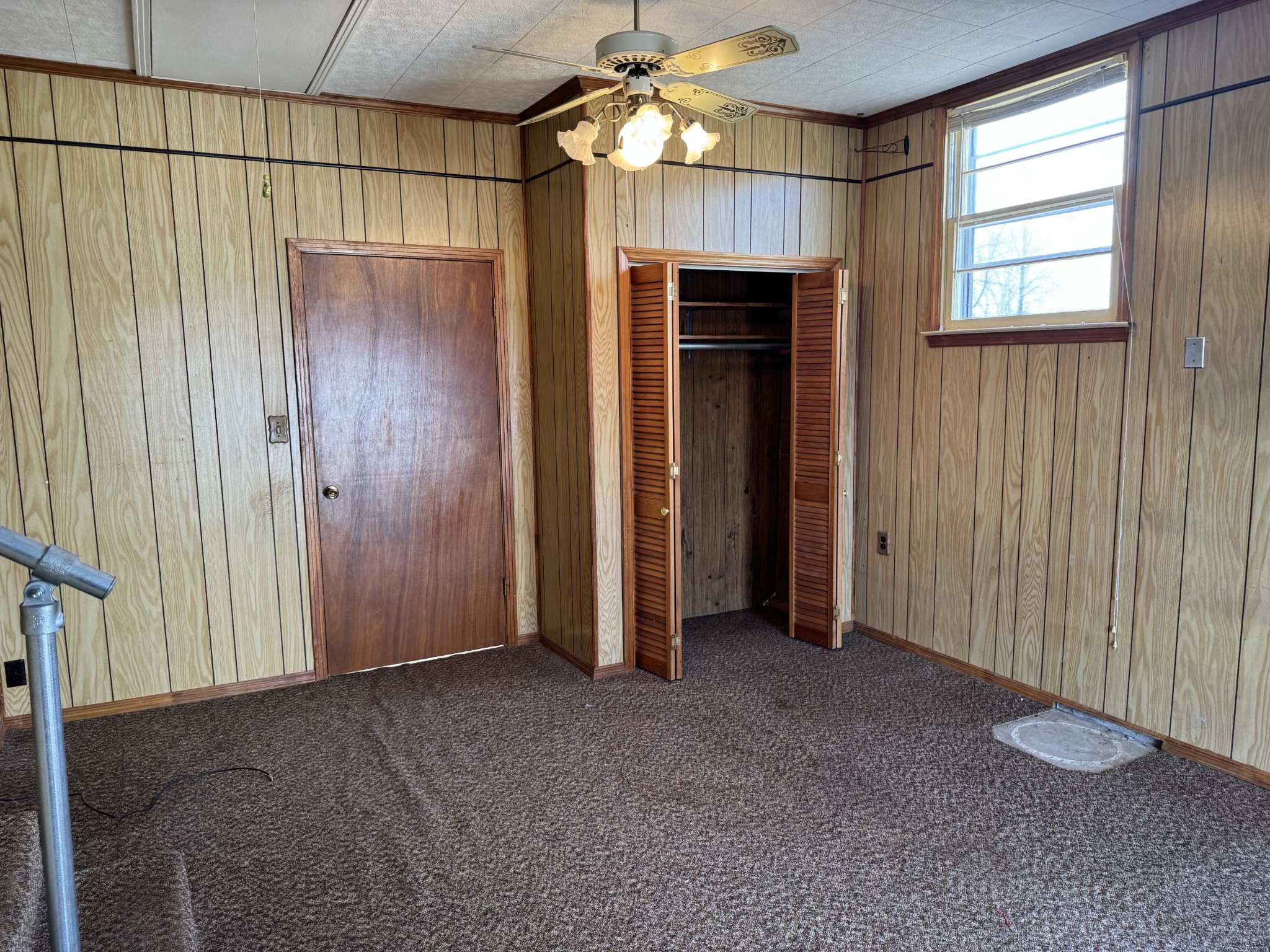201 Orchard Road Clarksville, TN 37042 - Photo 7 of 24 an empty room with windows and closet area