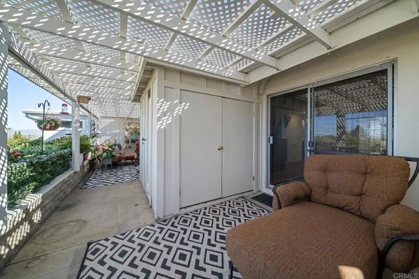 a view of livingroom with furniture