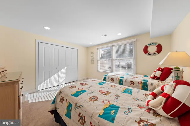 a view of livingroom with furniture