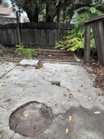 a view of a backyard