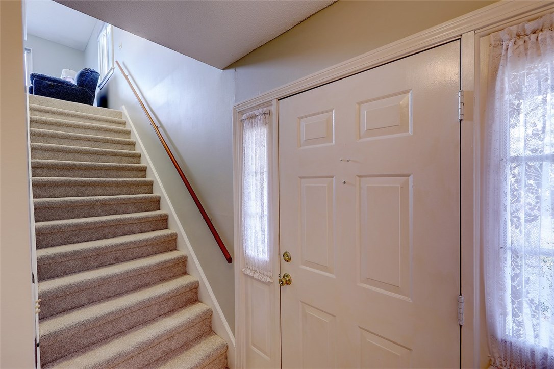 84 Fox Ridge Crescent Warwick, RI 02886 - Photo 5 of 34 Gallery Image 5