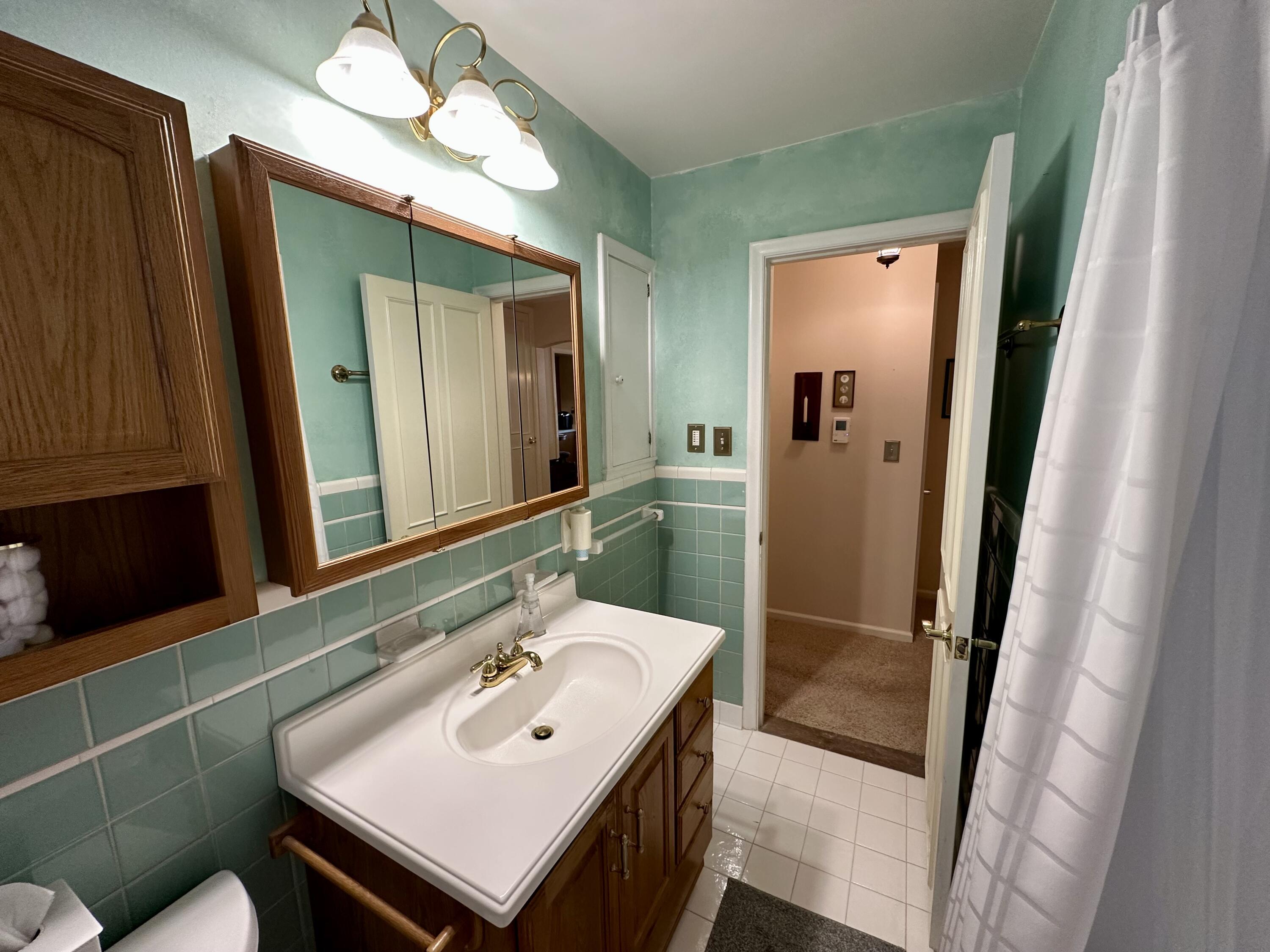 1953 Oxford Road Grosse Pointe, MI 48236 - Photo 30 of 34 Bathroom 3
