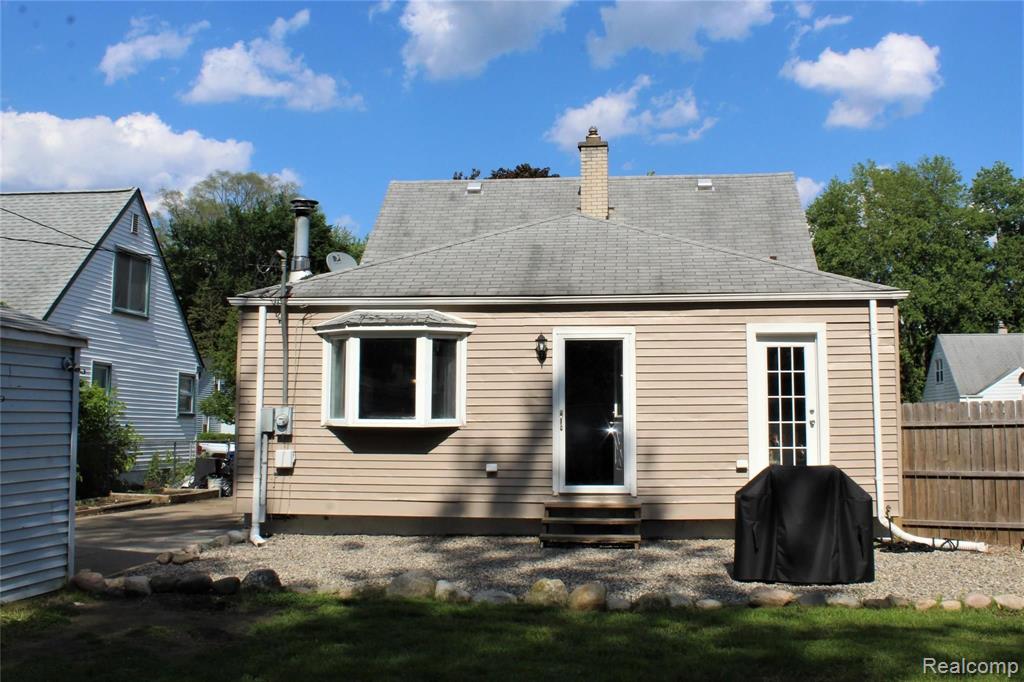 18669 Denby Redford, MI 48240 - Photo 12 of 16
