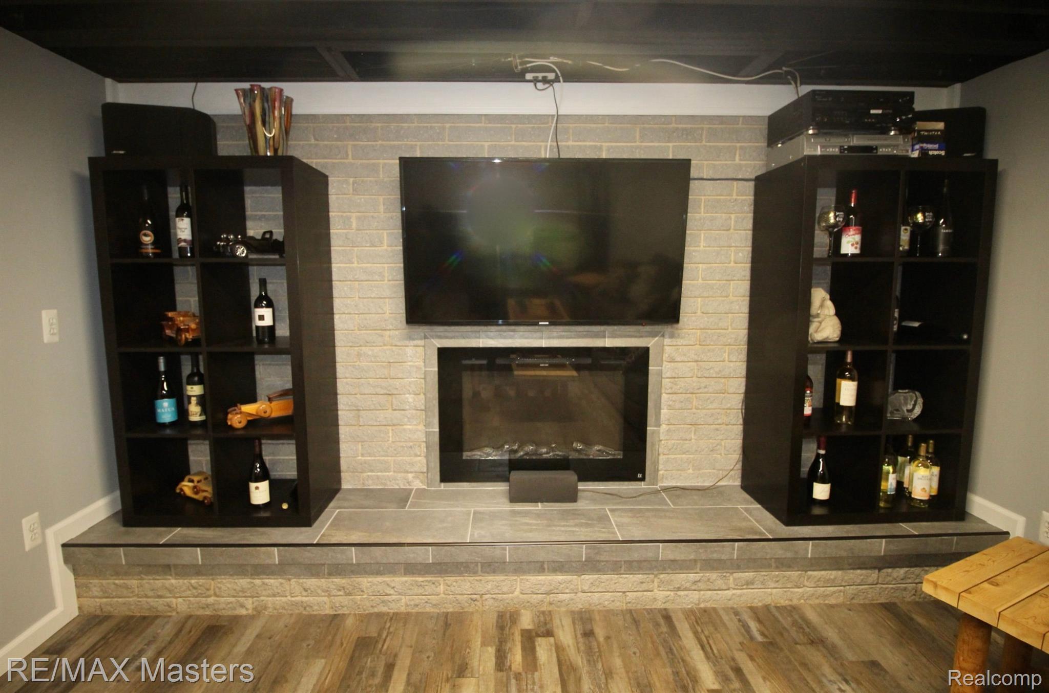 46355 Wear Road Belleville, MI 48111 - Photo 23 of 46 Electric fireplace.