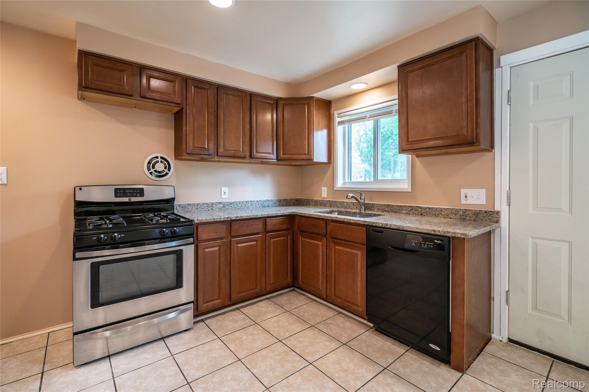21908 Evergreen Road Southfield, MI 48075 - Photo 17 of 32 Evergreen-14.jpg