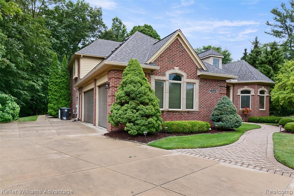 30489 Munger Livonia, MI 48154 - Photo 1 of 59 Gallery Image 1