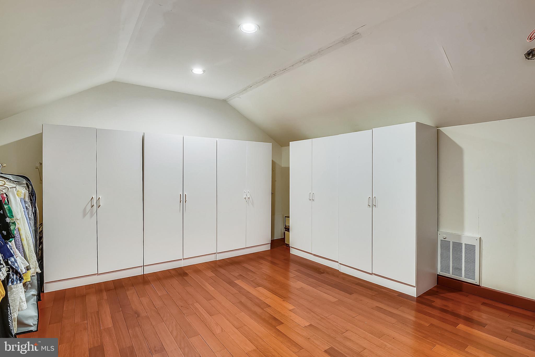 6705 Levin Dashiell Road Hebron, MD 21830 - Photo 53 of 88 Upper level - Primary Bedroom Walk-in Closet