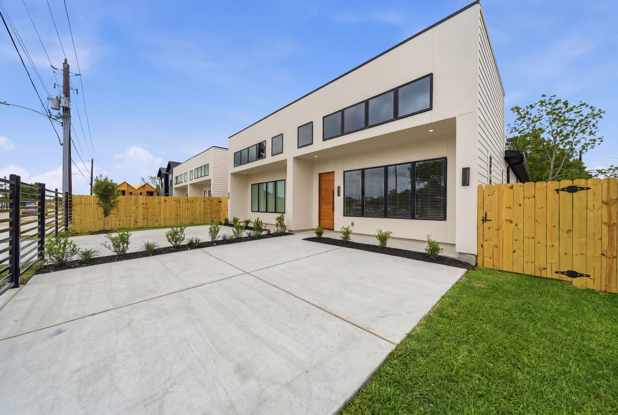 8203 Calhoun Road, Unit A/B Houston, TX 77033 - Photo 5 of 38