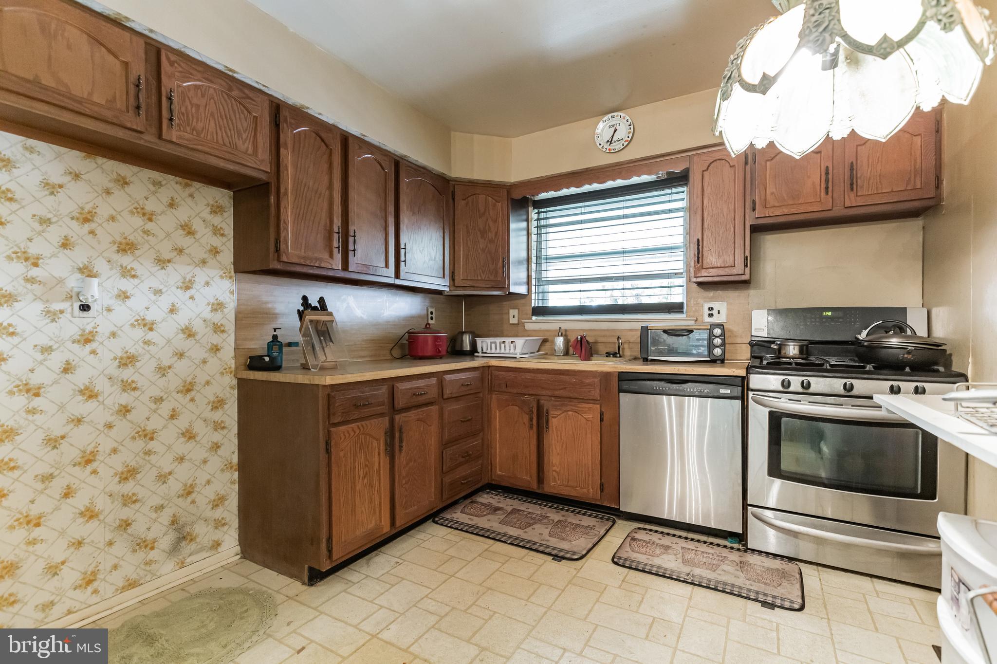 9242 Old Newtown Road Philadelphia, PA 19115 - Photo 9 of 30 Kitchen