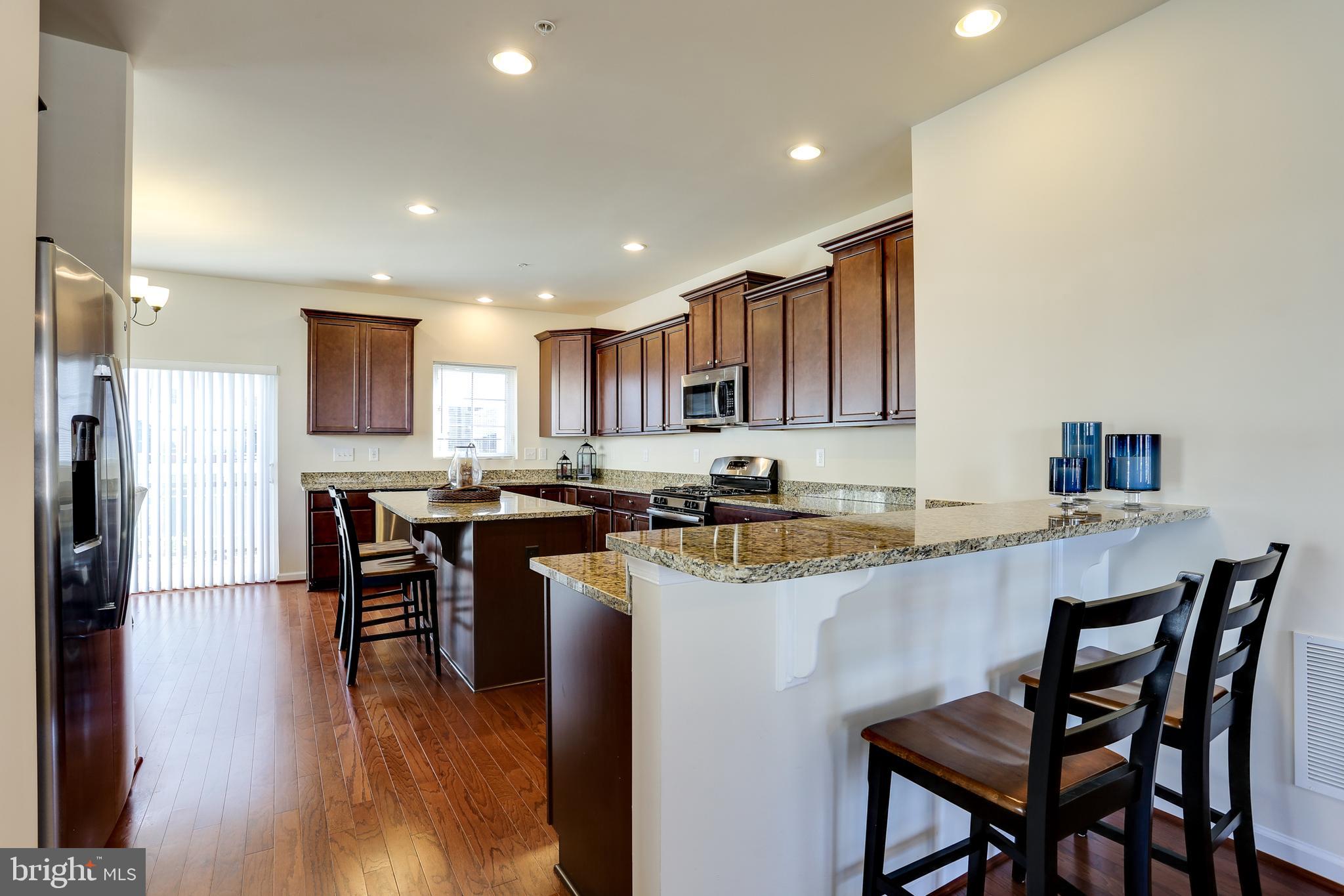 Kitchen w/ Breakfast Bar