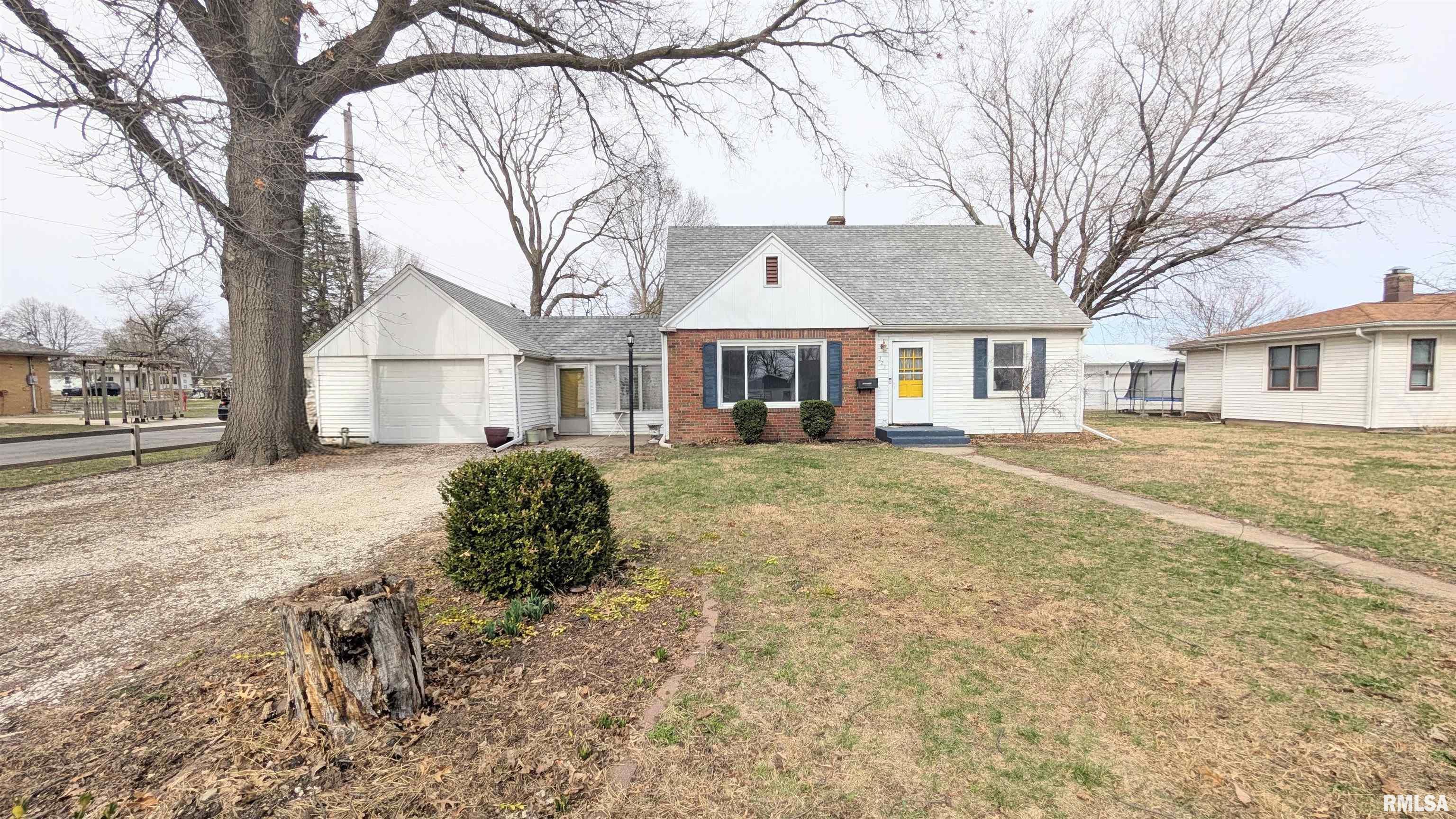 323 Hilda Court Chillicothe, IL 61523 - Photo 3 of 34