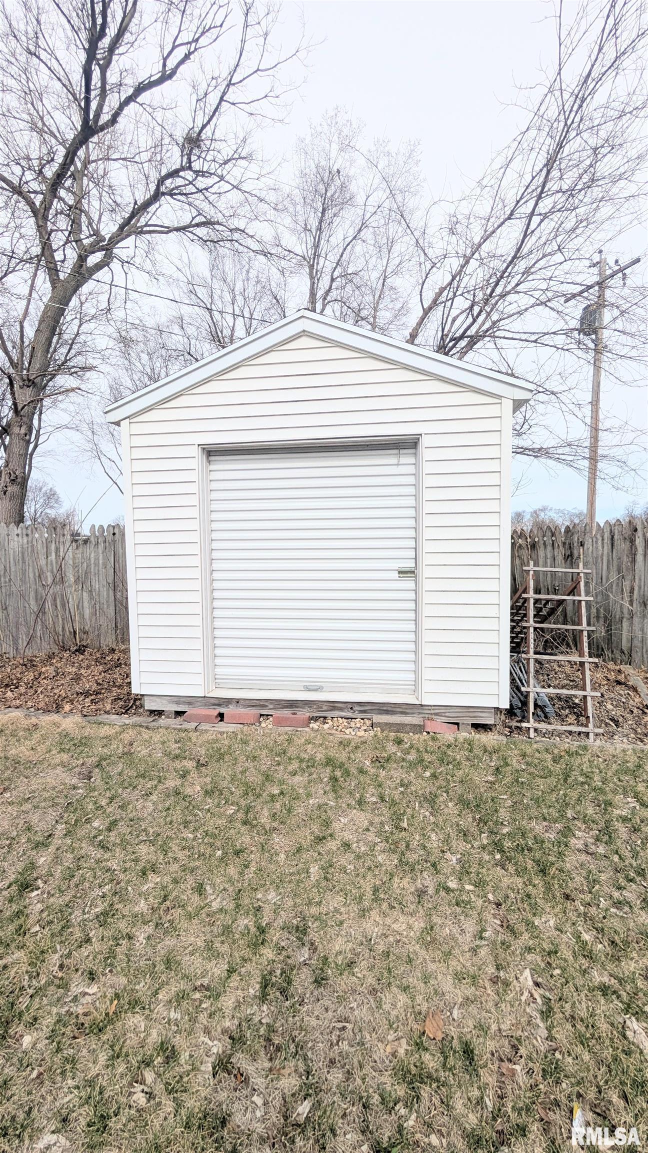 323 Hilda Court Chillicothe, IL 61523 - Photo 9 of 34
