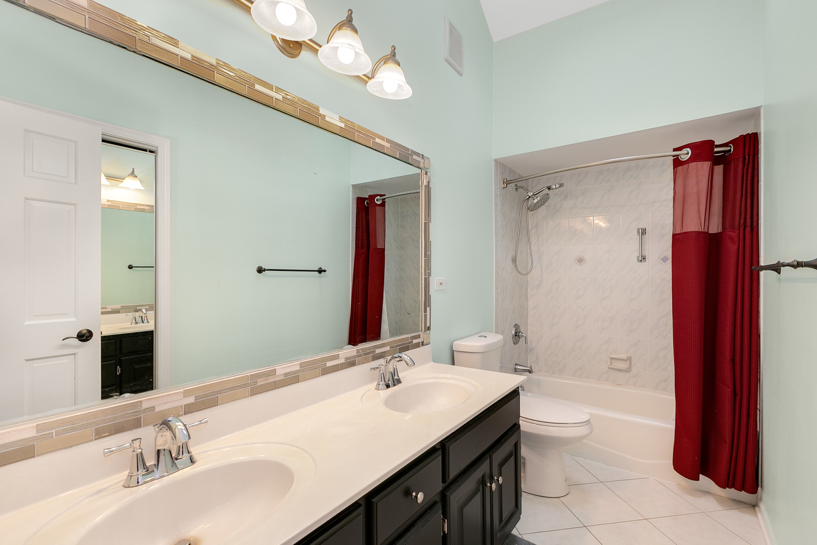 464 Lewis Road Geneva, IL 60134 - Photo 18 of 33 a bathroom with a double vanity sink a large mirror and a bathtub