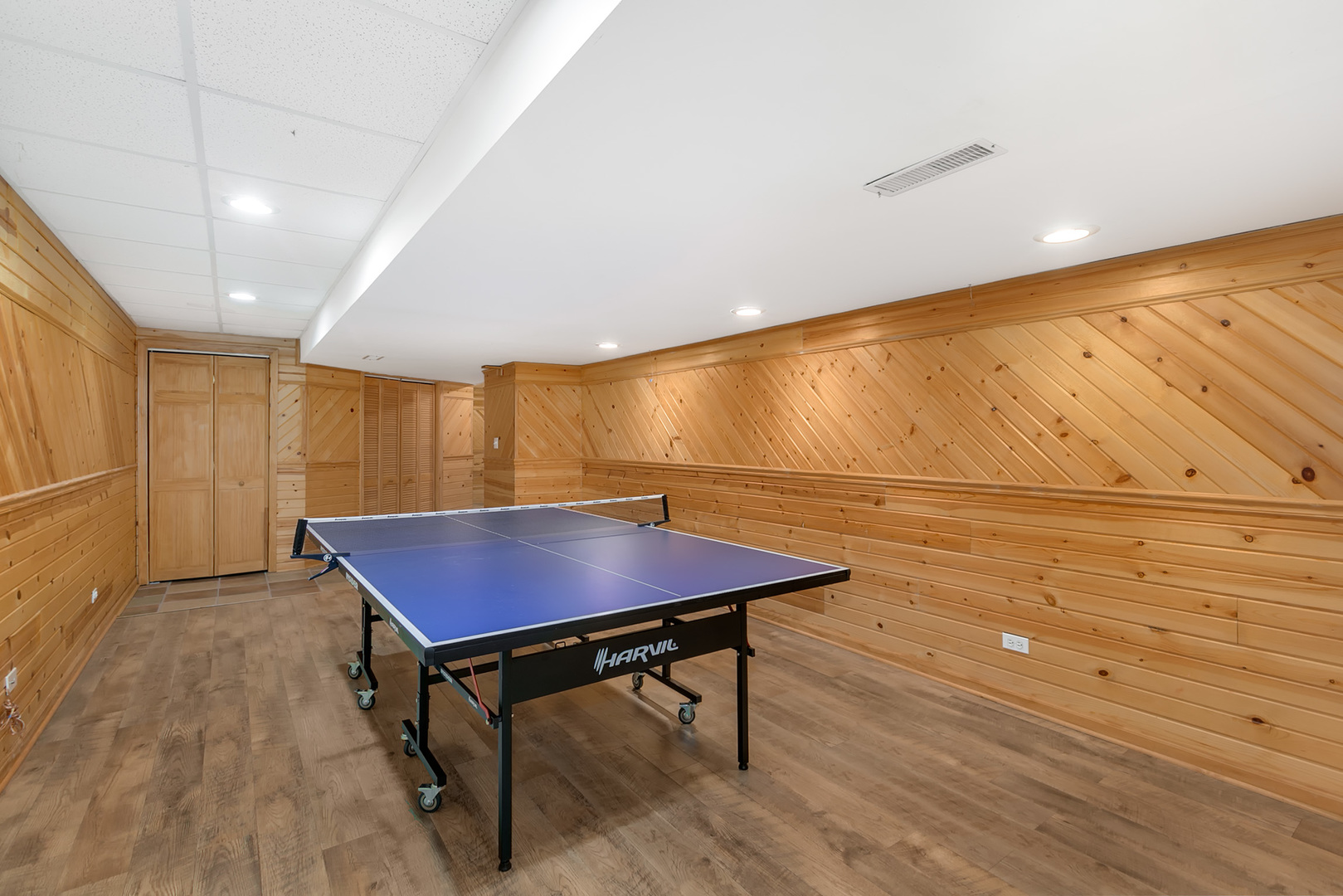 464 Lewis Road Geneva, IL 60134 - Photo 28 of 33 a room with table tennis table